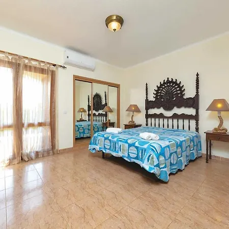 Guia Sleeps 4 Air Con Wifi Villa